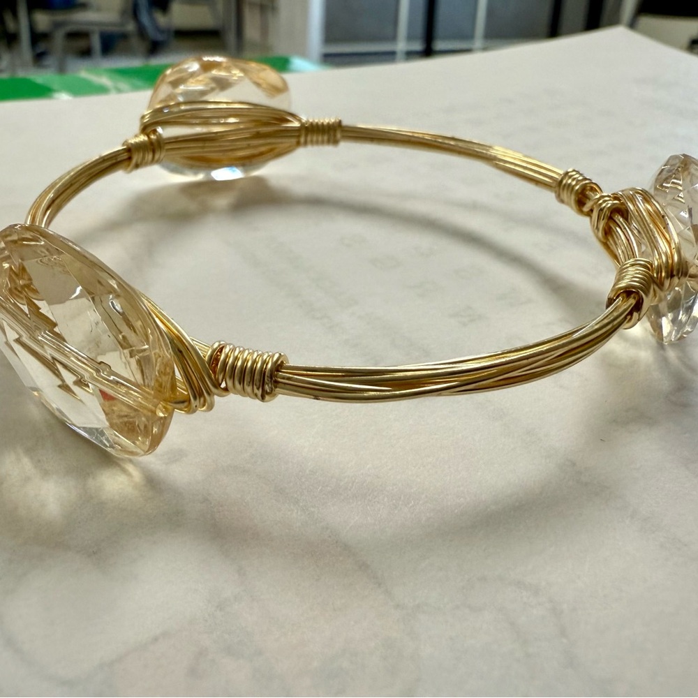 Elegant Gold Wire Bracelet with Crystal Accents